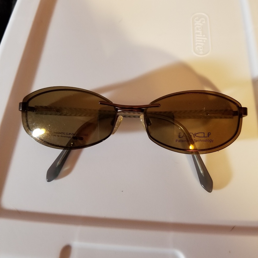 Easy Clip eyeglass frame and magnetic clip